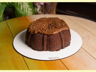 Bolo de chocolate com cobertura de brigadeiro