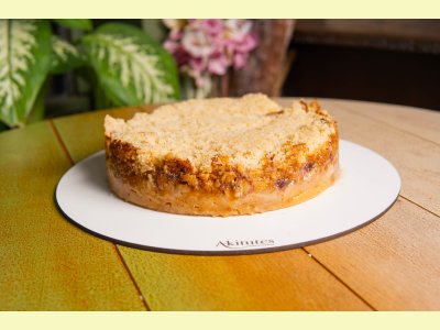 Cuca na massa com banana e farofa 