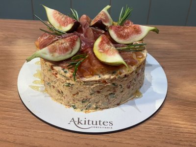 Terrine de tomate seco com presunto de parma e figo
