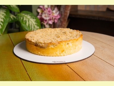 Cuca de banana com creme e farofa