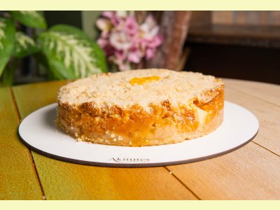 Cuca de damasco com maçã, creme e farofa