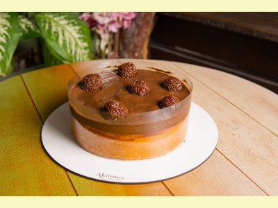 Bolo de cenoura com brigadeiros e calda de chocolate
